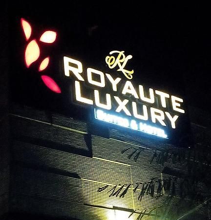 Royaute Luxury Suites And Hotel Gulberg Λαχόρη Εξωτερικό φωτογραφία